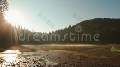 人与自然的永恒和谐.. 美丽的风景如画的塞内维尔湖在美妙的日落。 呼吸